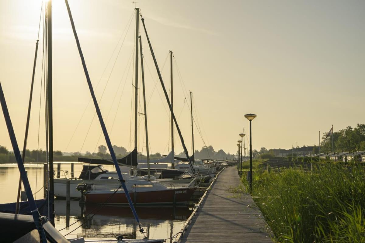 Waterchalet Number 6 Recreationpark Yn'E Lijte Grou Met Ligplaats Boot Villa Exterior photo