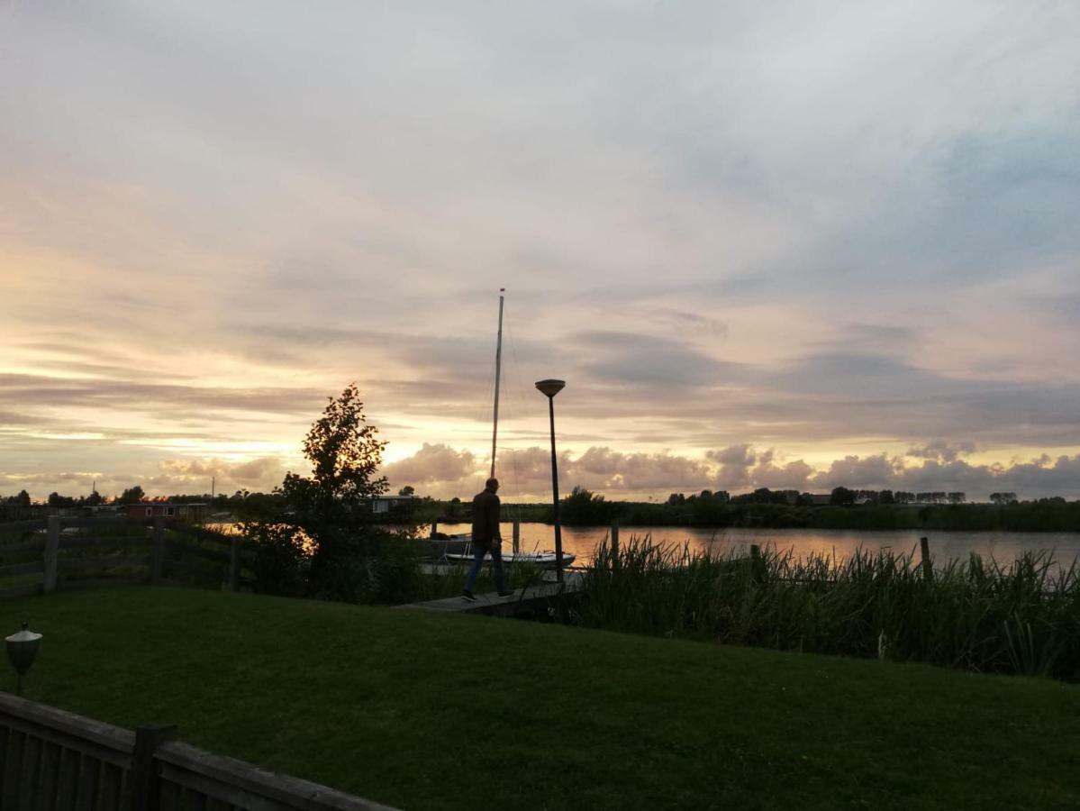 Waterchalet Number 6 Recreationpark Yn'E Lijte Grou Met Ligplaats Boot Villa Exterior photo
